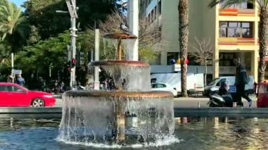 Tel Aviv, İsrail - 15 Ocak 2020 Tel Aviv 'deki Rabin Meydanı' ndaki yapay gölet. İbn Gvirol Caddesi. 4K