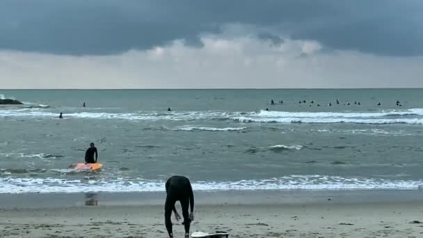 Tel Aviv Israel Janeiro 2020 Surfando Mar Tempestuoso Surfista Preparar — Vídeo de Stock