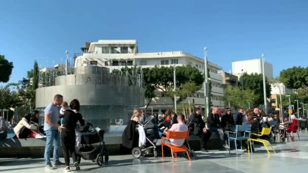 Tel Aviv Israel Enero 2020 Turistas Lugareños Nueva Plaza Dizengoff — Vídeos de Stock