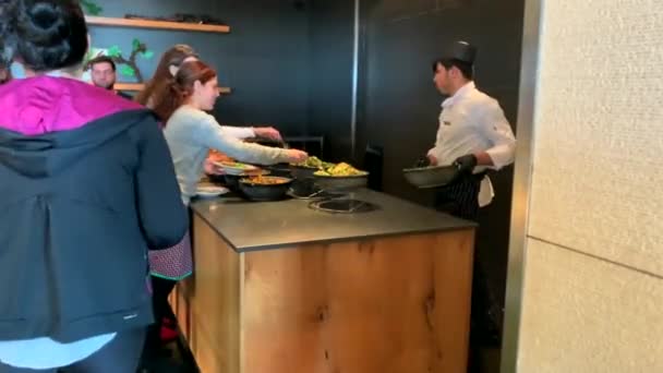 예루살렘 이스라엘 2019 여행자 호텔의 뷔페에서 음식을 여자는 접시에 식사를 — 비디오
