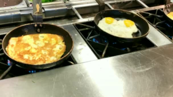 Cozinhar Omeletes Ovos Fritos Pequeno Almoço Buffet Restaurante Hotel Vista — Vídeo de Stock