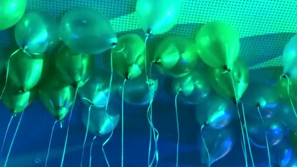 Globos Helio Globos Colores Flotan Techo Blanco Habitación Para Fiesta — Vídeo de stock