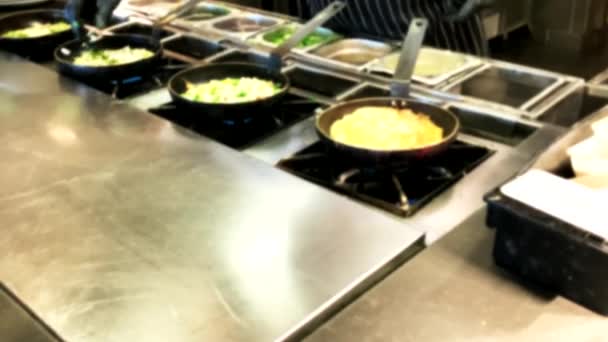 Cozinhar Omeletes Ovos Fritos Pequeno Almoço Buffet Restaurante Hotel Vista — Vídeo de Stock