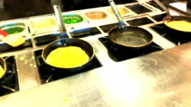 Omlet ve sahanda yumurta pişiriyorum. Oteldeki restoranda kahvaltı büfesi. 4 bin. Bulanık görünüm