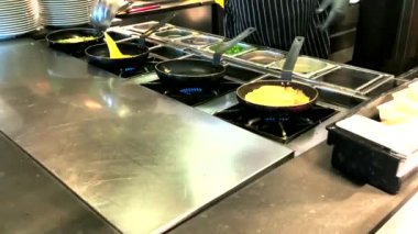 Omlet ve sahanda yumurta pişiriyorum. Oteldeki restoranda kahvaltı büfesi. 4K