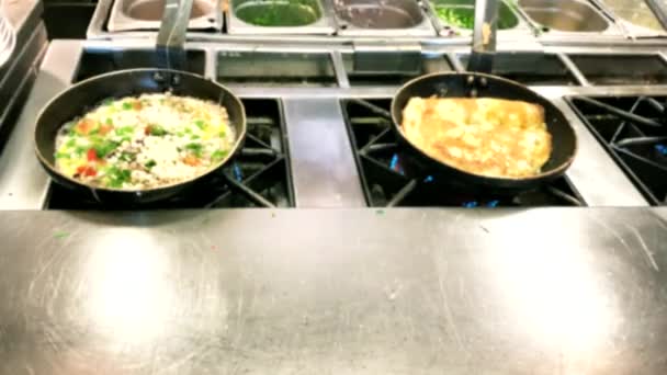 Vařící Omelety Smažená Vejce Snídaně Formou Bufetu Hotelu Rozmazané Zobrazení — Stock video