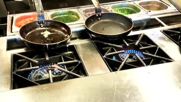 Cozinhar Omeletes Ovos Fritos Pequeno Almoço Buffet Restaurante Hotel — Vídeo de Stock