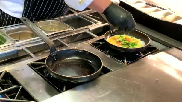 Kook Omeletten Gebakken Eieren Ontbijtbuffet Restaurant Hotel — Stockvideo