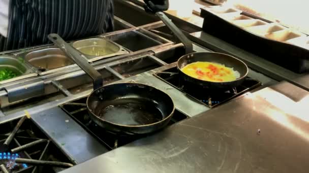 Kook Omeletten Gebakken Eieren Ontbijtbuffet Restaurant Hotel — Stockvideo