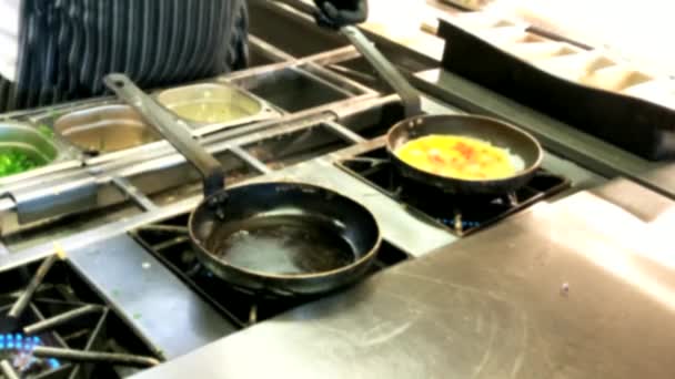 Cocinar Tortillas Huevos Fritos Desayuno Buffet Restaurante Del Hotel — Vídeo de stock