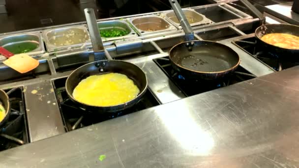 Cozinhar Omeletes Ovos Fritos Pequeno Almoço Buffet Restaurante Hotel — Vídeo de Stock