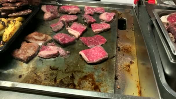 Preparación Filete Una Estufa Eléctrica Apetitivos Trozos Carne Res Frita — Vídeos de Stock