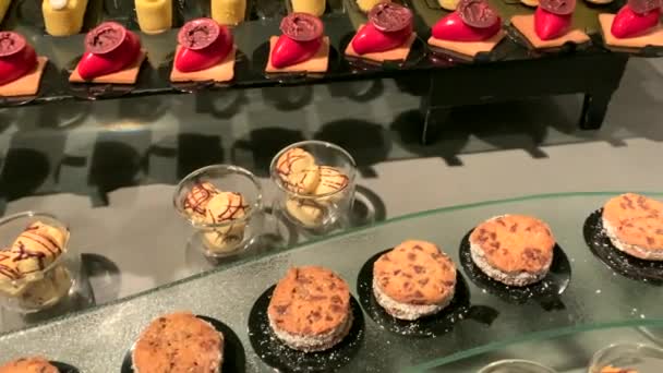 Servicios Catering Fondo Con Surtido Pastelería Fresca Mesa Del Restaurante — Vídeo de stock