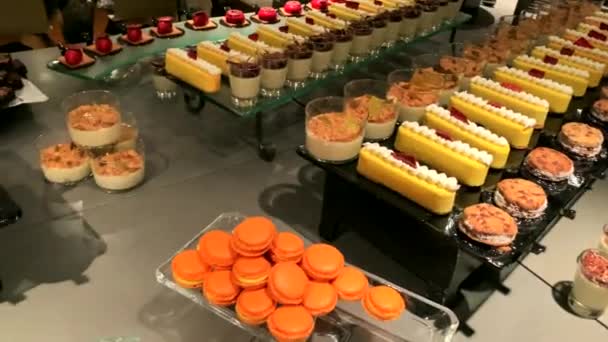 Servicios Catering Fondo Con Surtido Pastelería Fresca Mesa Del Restaurante — Vídeo de stock