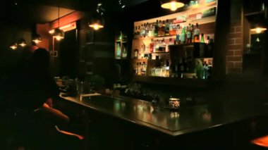 Bir kafe veya barın gece görüntüsü