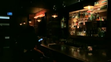 Bir kafe veya barın gece görüntüsü