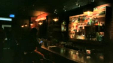 Bir kafe ya da barın gece görüntüsü. Bulanık görüş. 4K