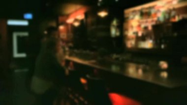 Bir kafe ya da barın gece görüntüsü. Bulanık görüş. 4K
