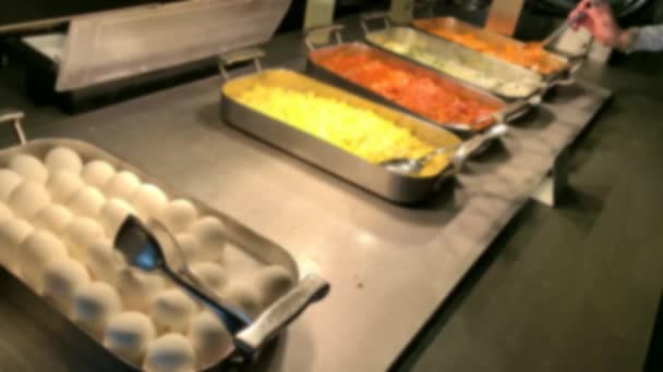 호텔의 뷔페에서 음식을 여자는 접시에 식사를 — 비디오