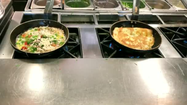 Omelette Und Spiegeleier Kochen Frühstücksbuffet Restaurant Hotel — Stockvideo