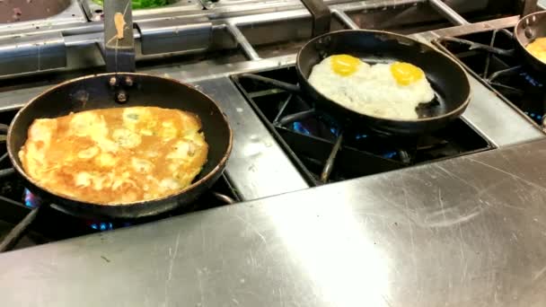 Kook Omeletten Gebakken Eieren Ontbijtbuffet Restaurant Hotel — Stockvideo