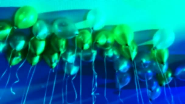 Heliumballons Bunte Luftballons Schweben Der Weißen Decke Partyraum Hochzeits Oder — Stockvideo