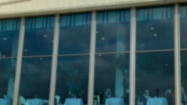 Otel restoranındaki kimliği belirsiz insanlar. 4 bin. Bulanık görünüm