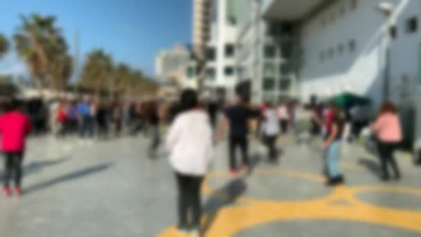 Ismeretlen Polgárok Táncolnak Hagyományos Izraeli Táncok Tel Aviv Promenade Homályos — Stock videók