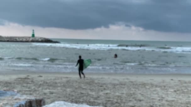 Surfar Num Mar Tempestuoso Surfista Preparar Vista Turva — Vídeo de Stock