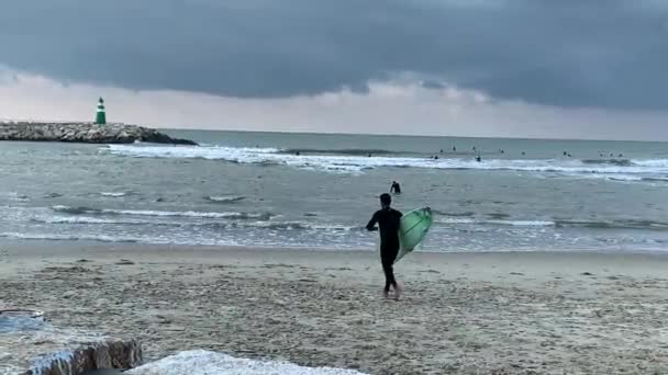 Fırtınalı Denizde Sörf Sörfçü Hazırlanıyor — Stok video