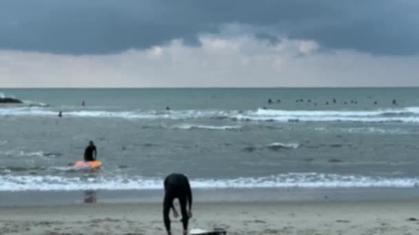 Surfeando Mar Tormentoso Surfista Preparándose Vista Borrosa — Vídeos de Stock