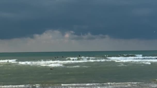 Surfen Bij Stormachtige Zee Donkerblauwe Bewolkte Lucht Achtergrond Wazig Zicht — Stockvideo