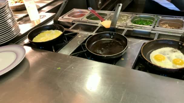 Matlagning Omeletter Och Stekta Ägg Frukostbuffé Restaurang Hotellet — Stockvideo
