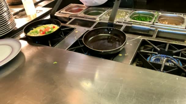 Kook Omeletten Gebakken Eieren Ontbijtbuffet Restaurant Hotel — Stockvideo