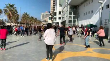TEL AVIV, ISRAEL- 23 Ocak 2020: Tel Aviv Güvertesi 'nde geleneksel İsrail dansları yapan kimliği belirsiz vatandaşlar. 4K