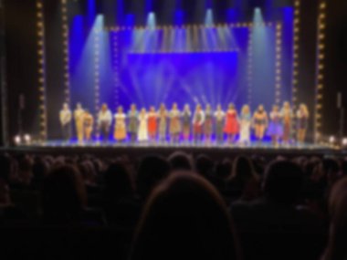 Müstehcen. Gösteriden sonra bir tiyatronun konferans salonundaki izleyiciler. Bulanık görünüm