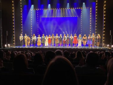 Tel Aviv, İsrail - Mart 06.2020: Gösteriden sonra bir tiyatronun konferans salonunda izleyiciler