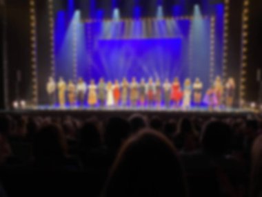 Müstehcen. Gösteriden sonra bir tiyatronun konferans salonundaki izleyiciler. Bulanık görünüm,