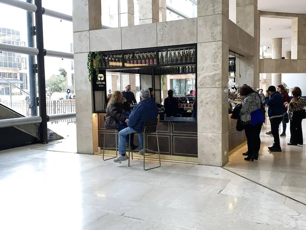 Tel Aviv Izrael Března 2020 Diváci Blízkosti Malé Kavárny Vnitrozemí — Stock fotografie