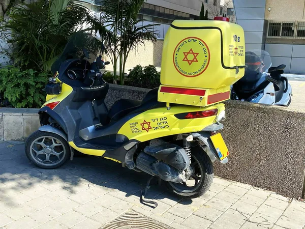 テルアビブ イスラエル 2020年3月6日 緊急番号を持つ黄色の塗装特別なスクーターが歩道に立っています それはマジャン デイヴィッド アドムのもの — ストック写真