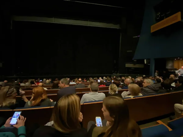 Tel Aviv Israel Mars 2020 Åskådare Auditoriet Teatern Före Föreställningen — Stockfoto