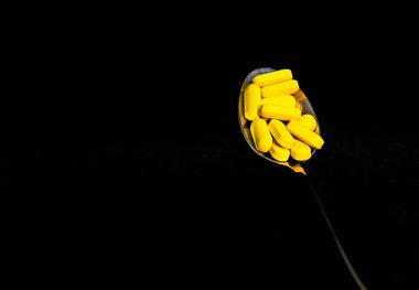 Siyah arka planda C vitamini. İlaç konsepti. Seçici odak.