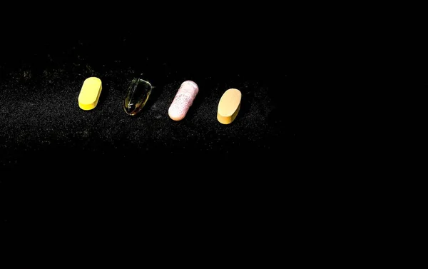 Vier Pillen Donkere Achtergrond Farmaceutisch Concept Selectieve Focus — Stockfoto