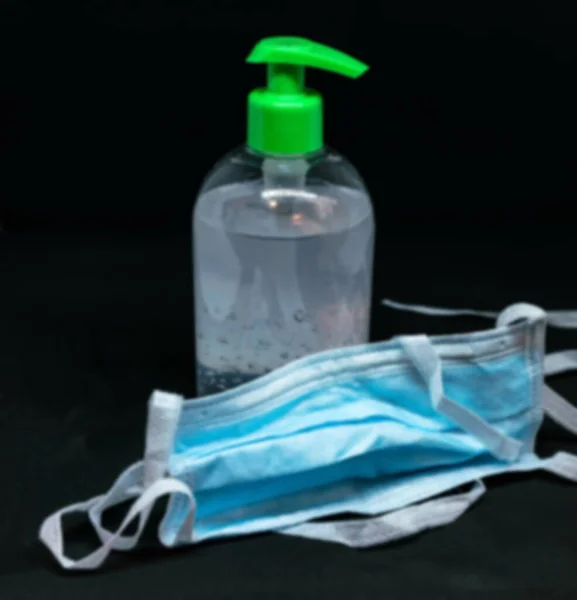 Schutzmaske Und Transparente Weiße Plastikflasche Mit Antibakterieller Desinfektionsflüssigkeit Verschwommene Sicht — Stockfoto