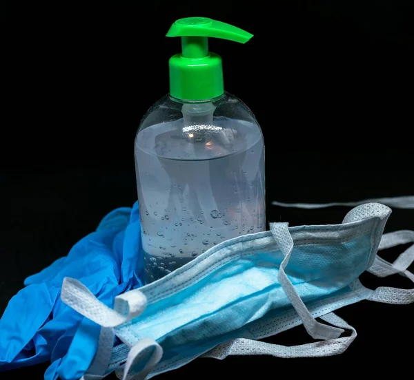 Schutzmaske Blaue Latexhandschuhe Und Transparente Weiße Plastikflasche Mit Antibakterieller Desinfektionsflüssigkeit — Stockfoto