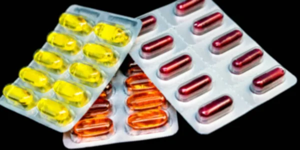コピースペースが付いている暗い背景のブリスターパックの丸薬及びビタミンの山 医薬品のコンセプト 選択的フォーカス ぼやけた景色 — ストック写真