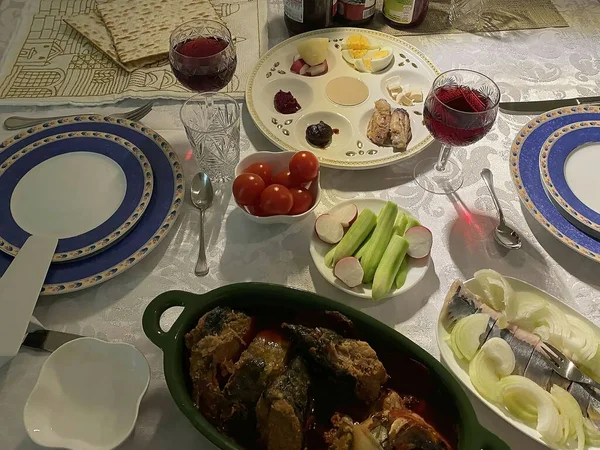 Pesah Jewish Easter Table Feast Passover Stuffed Fish Matzot Served — Stock Photo, Image