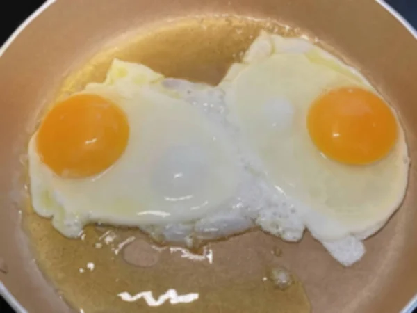 Вид Сверху Сковороду Двумя Жареными Яйцами Расплывчатый Взгляд — стоковое фото