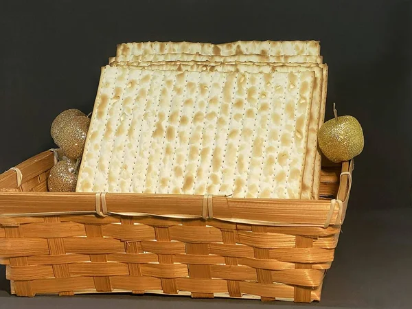 Matzot Cestino Vimini Sfondo Nero Pesach Pasqua Ebraica Festa Pasqua — Foto Stock