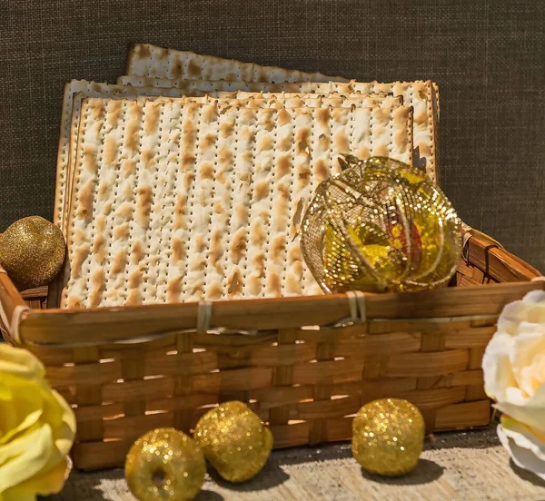 Matzot Een Rieten Mandje Met Souvenirappels Rozen Zwarte Achtergrond Pesach — Stockfoto